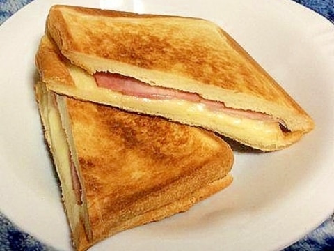 ホットサンドでベーコンとチーズのはちみつバター